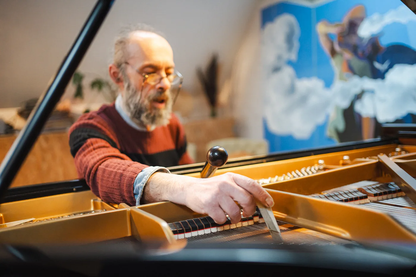 Portrait de l'accordeur de piano en intervention sur le Steinway du Studio Jardin Musical Bruxelles