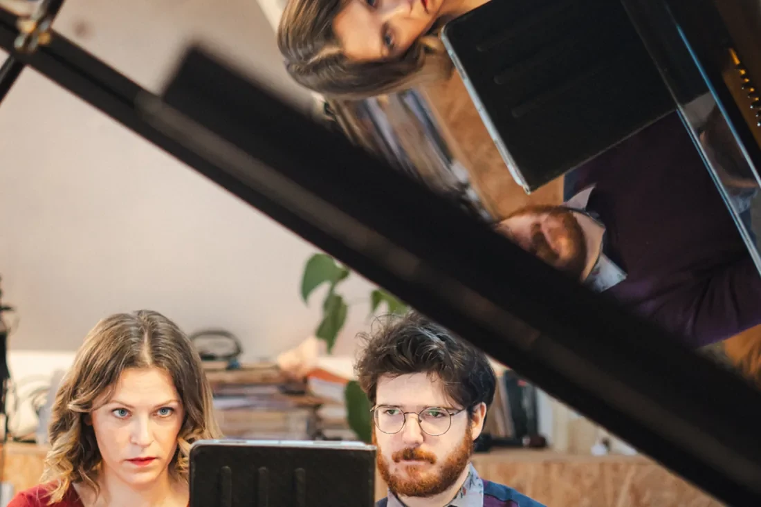 Reflets de musiciens dans le piano Steinway lors d'une captation au Studio Jardin Musical Bruxelles