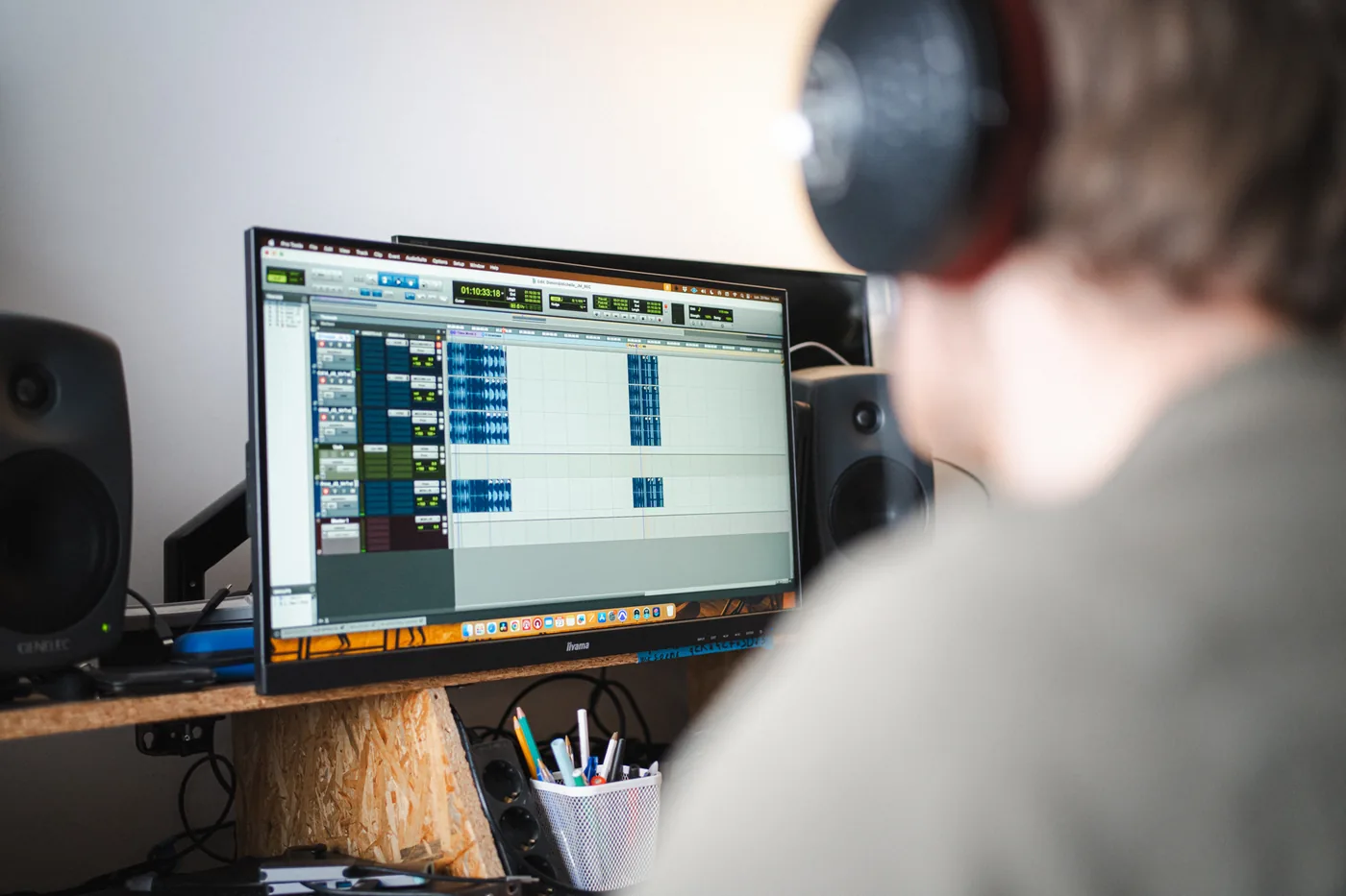 Ingénieur du son en régie au Studio Jardin Musical Bruxelles devant Pro Tools et monitoring Genelec
