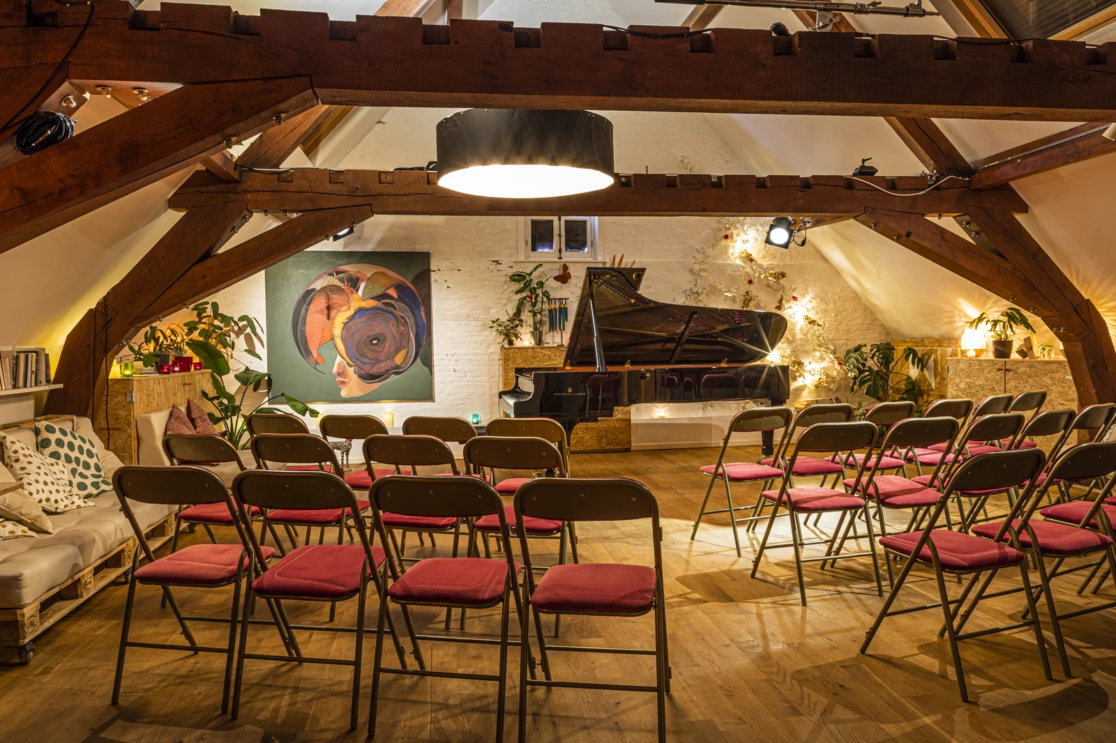 Salle du Studio Jardin Musical à Bruxelles en configuration concert — charpente en chêne apparente, Steinway & Sons de concert, éclairage chaleureux et public installé sous les poutres