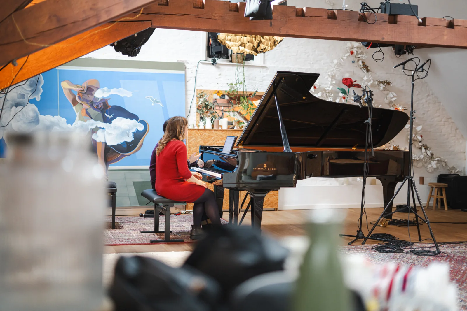 Musicien enregistrant sa vidéo de candidature au studio du Jardin Musical à Bruxelles
